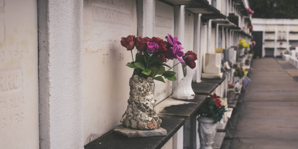 Plastikowe flakony czy granitowe wazony – co się sprawdzi na cmentarzu?