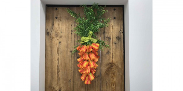 Jak wykonać wielkanocny stroik na drzwi- marchewkę z kwiatów?
