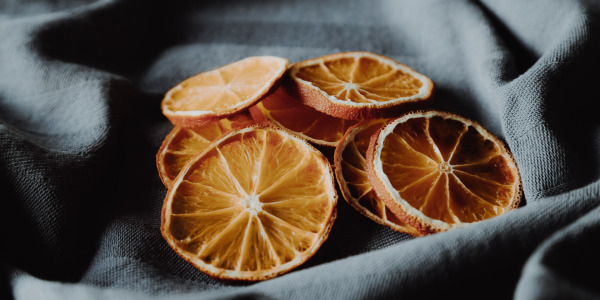 Jak wykorzystać suszone pomarańcze do świątecznych dekoracji?