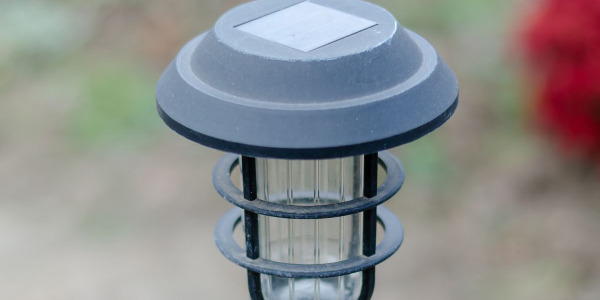 Lampki solarne LED – dodaj przytulności do swojego ogrodu