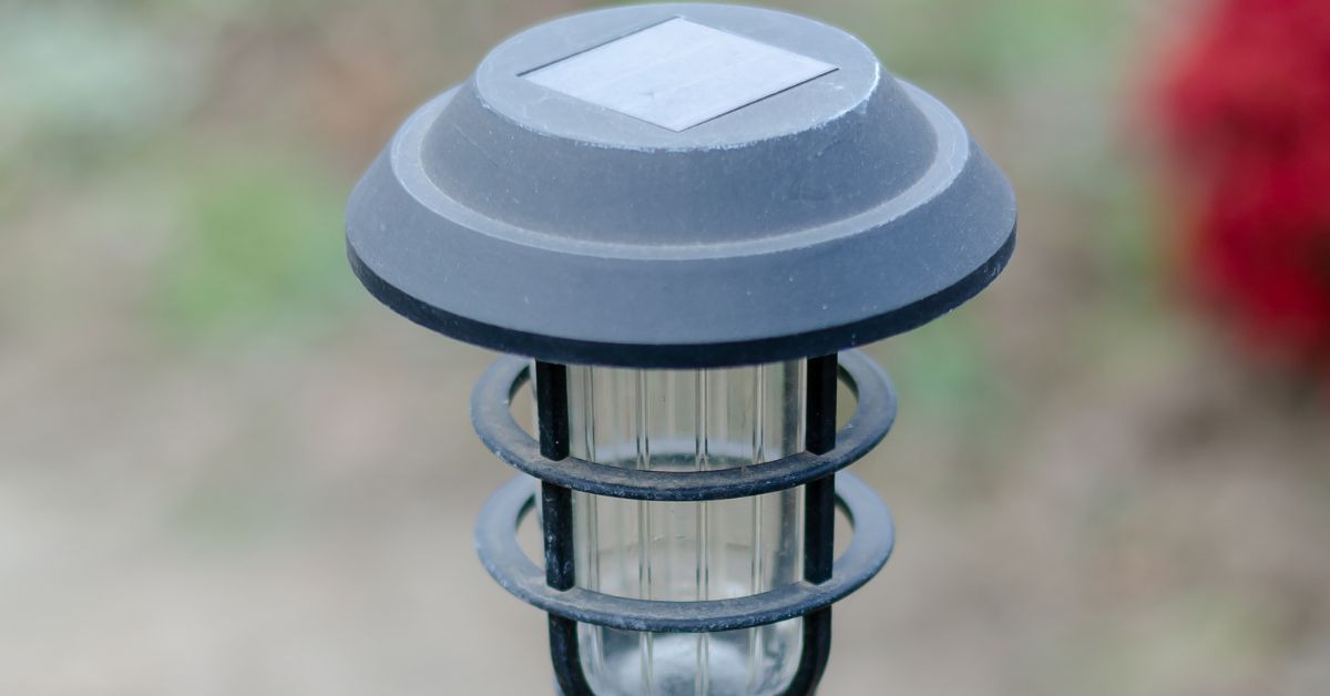 Lampki solarne LED – dodaj przytulności do swojego ogrodu